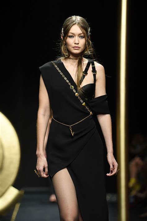 versace a w 19|versace runway fashion.